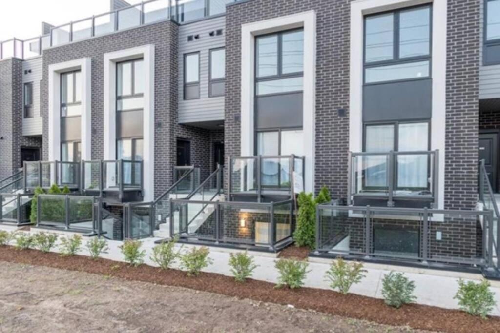 Exquisite, Bright & Modern Condo. *
