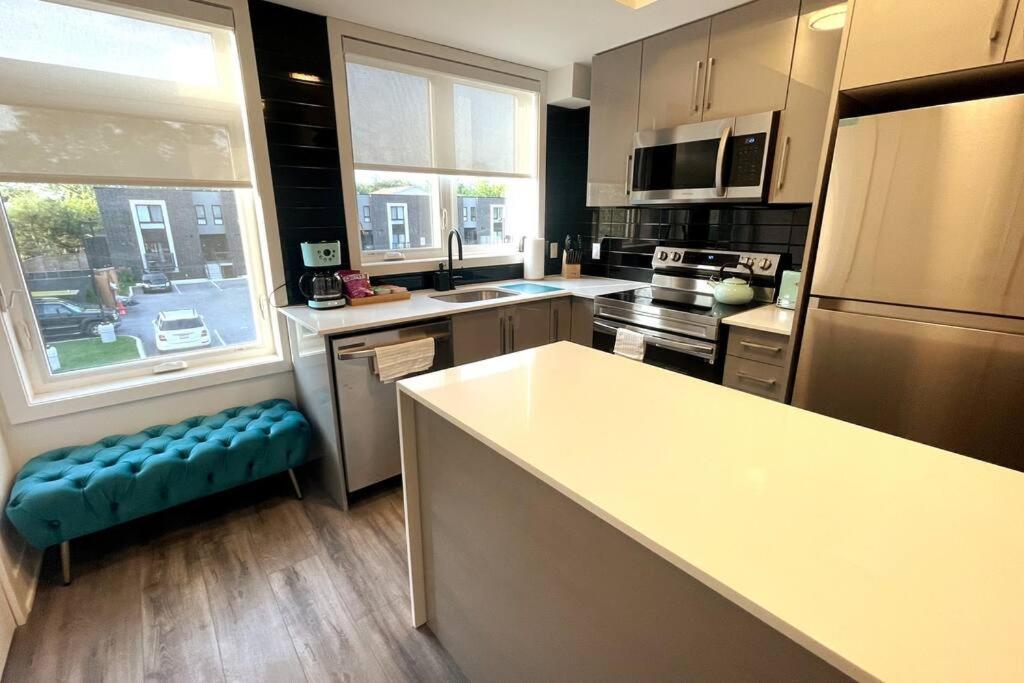 Exquisite, Bright & Modern Condo. Apartment