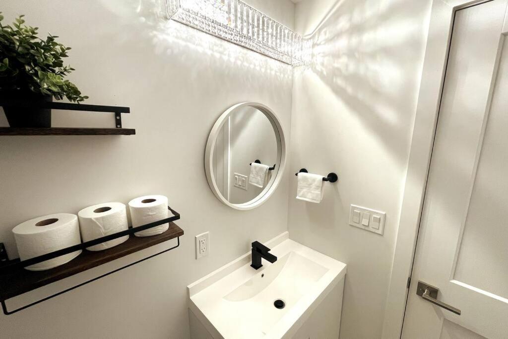 Exquisite, Bright & Modern Condo. Niagara Falls